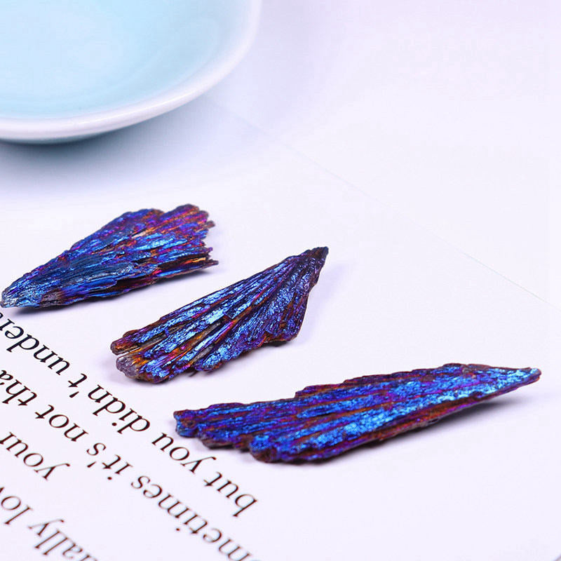 This Titanium Aura Black Kyanite Spear is grounding crystal helping with spiritual growth, clearing energies, grounding and protection. This crystal can help with communicating with your Spirit Guides, balancing your body and mind, adjust your emotions and aiding in concentration. Neometacosmic.com